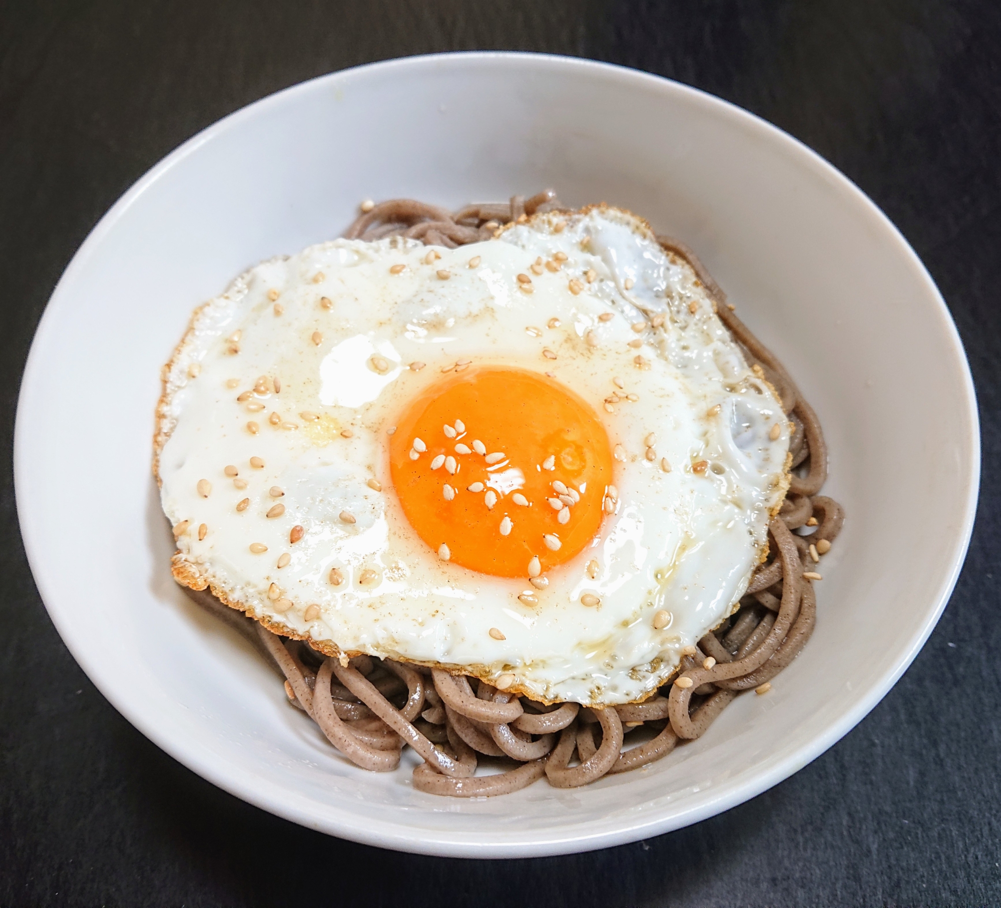 生目玉焼きのせぶっかけ蕎麦