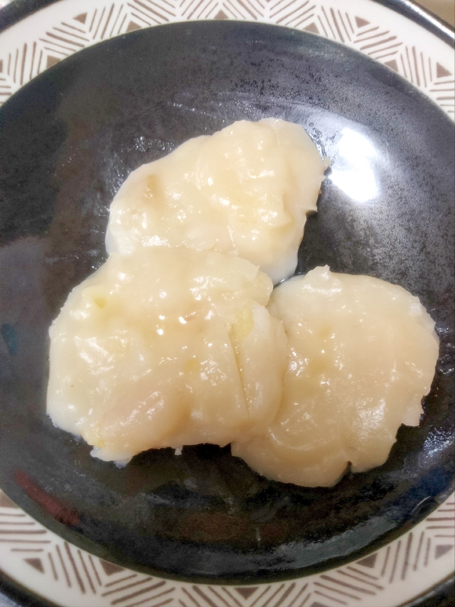 上新粉に片栗粉でもっちり～。桃の蒸し団子蜂蜜かけ