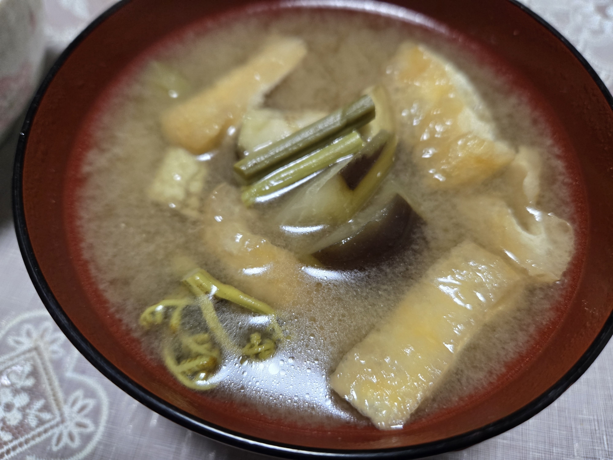 わらびと油揚げとナスのお味噌汁