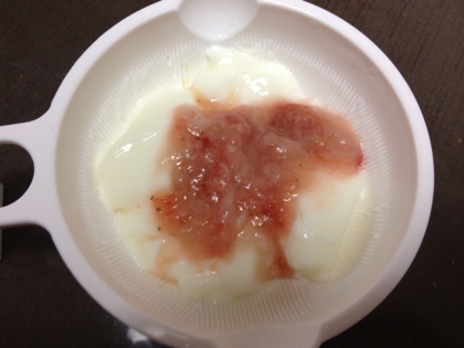 はじめてヨーグルトをあげました(*^^*)
美味しかったみたいで食いつきに驚きました☆イチゴは冷凍したのでまた作ります＼(^o^)／