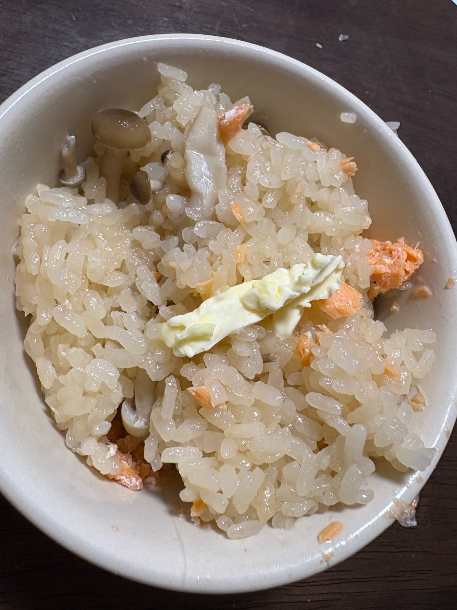 マーガリンとしめじと鮭の炊き込みご飯