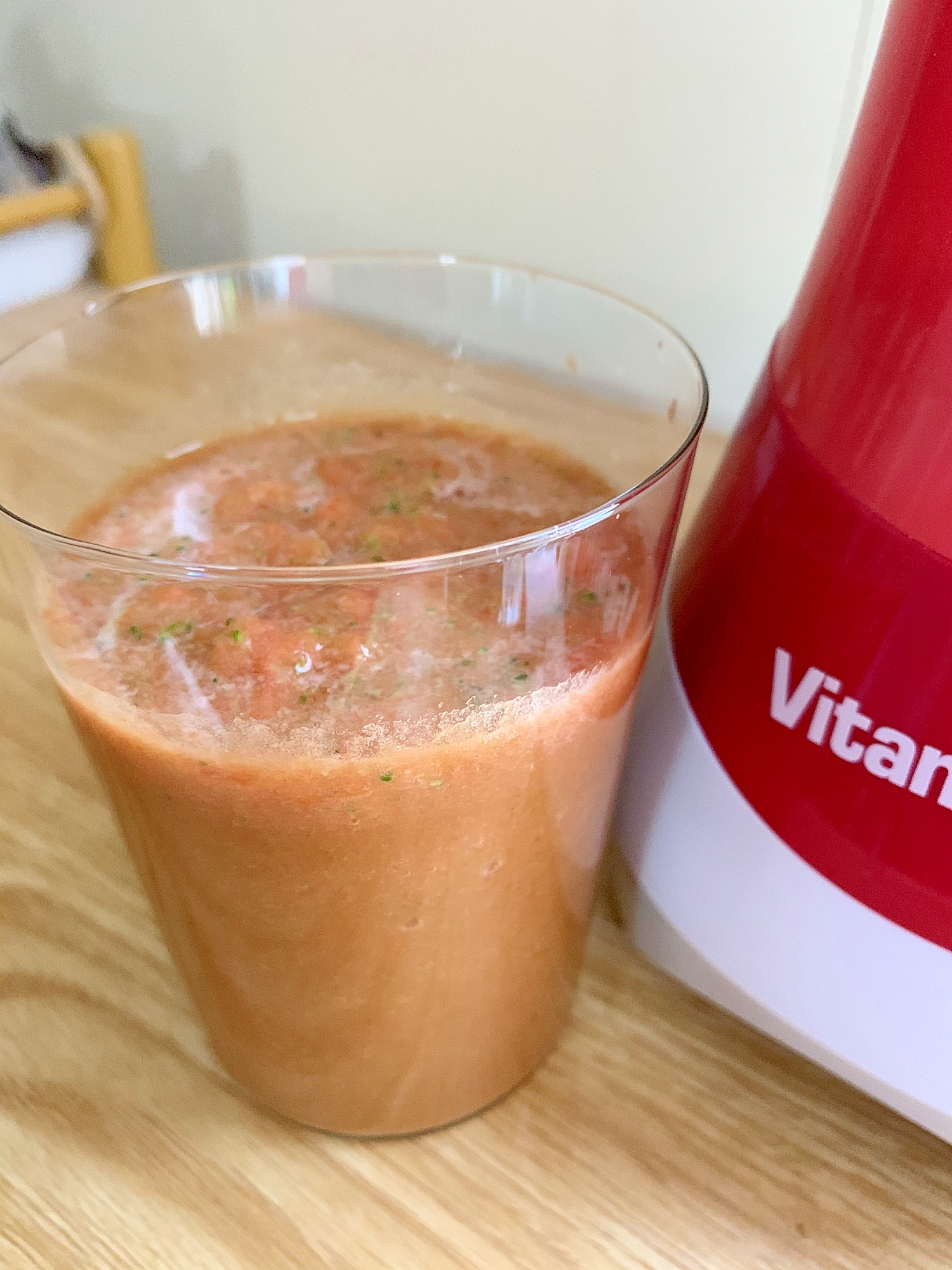 コップに入ったトマトスムージー