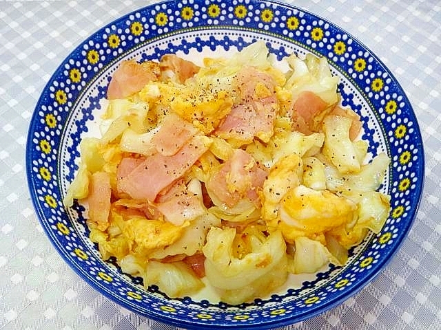キャベツとベーコンたまごのコンソメ炒め