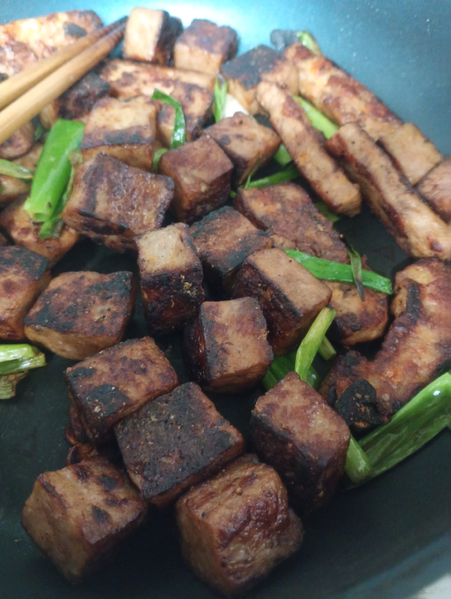 サイコロステーキと万能ねぎ炒め