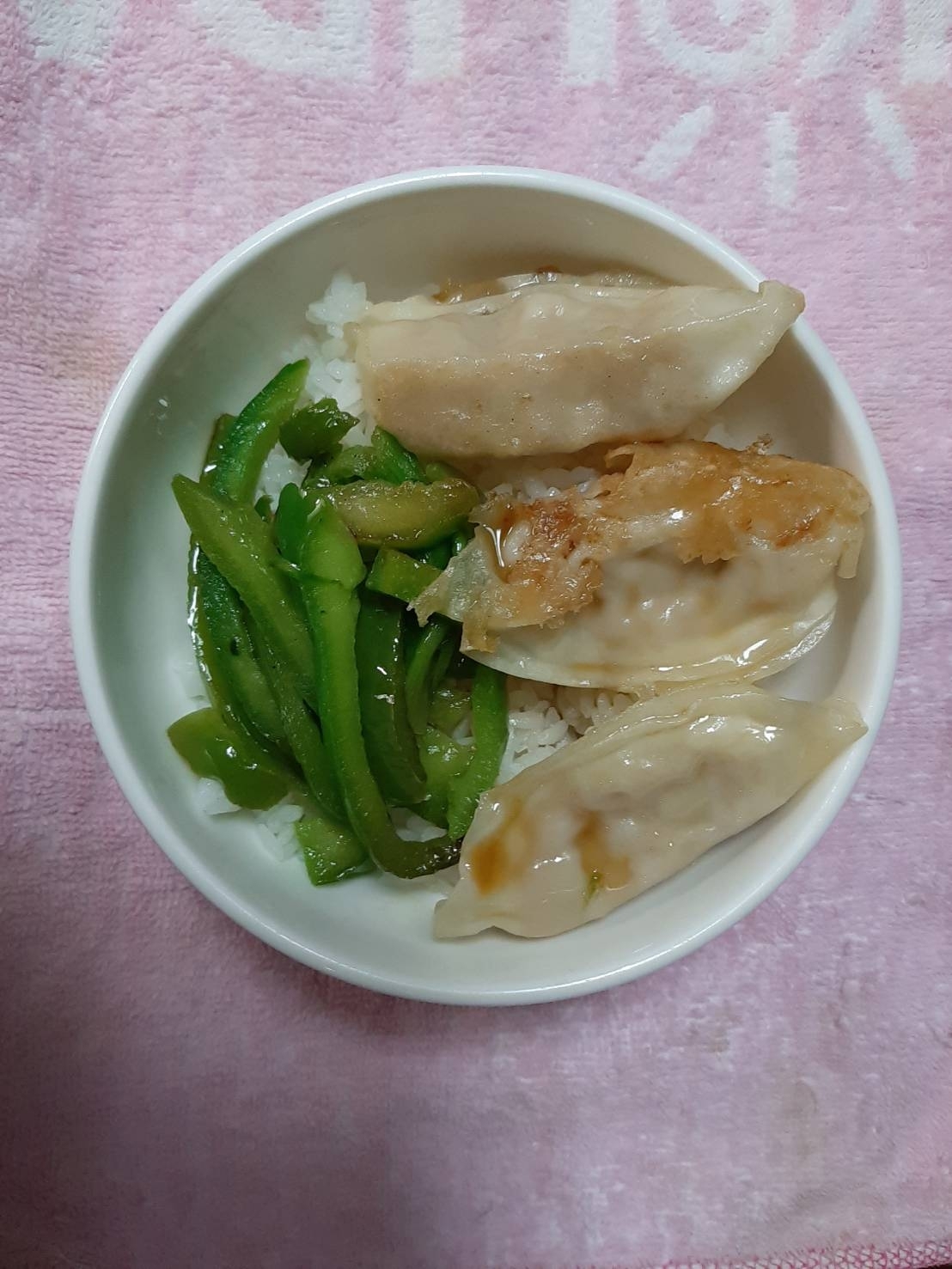 ピーマンのバター炒めのせた焼き餃子丼