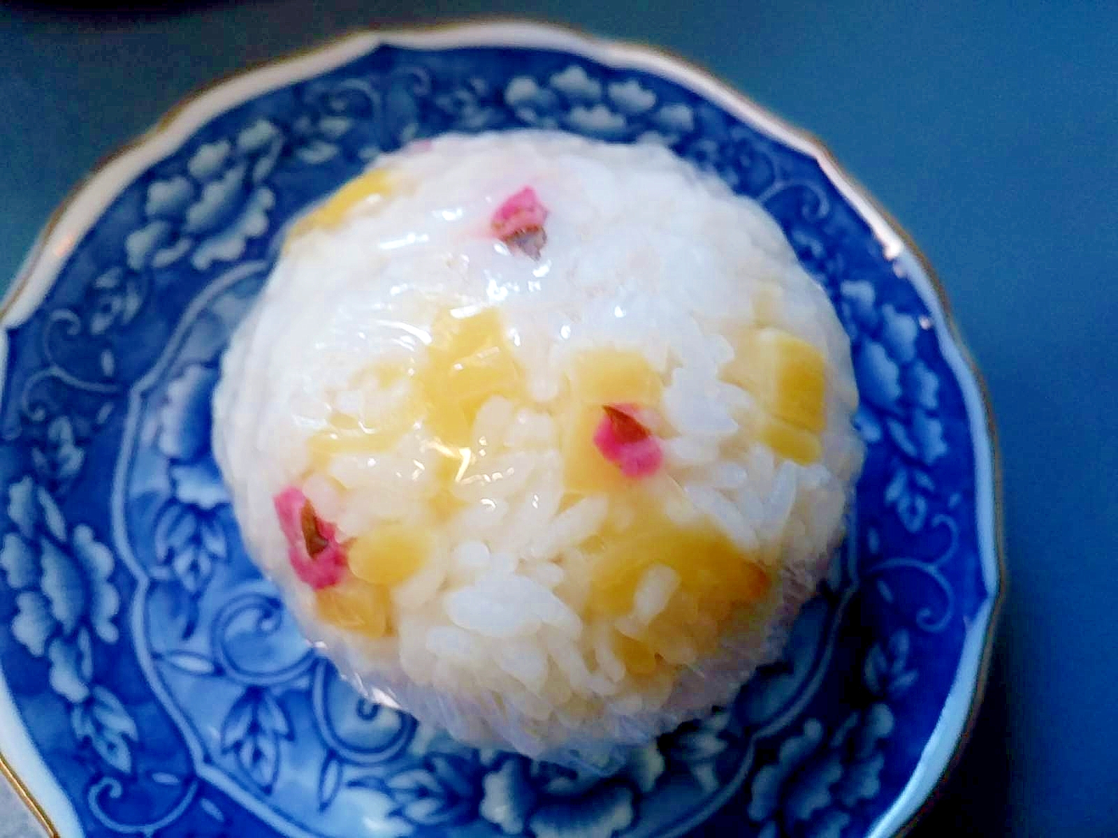 奈良県産の桜とチーズのおにぎり