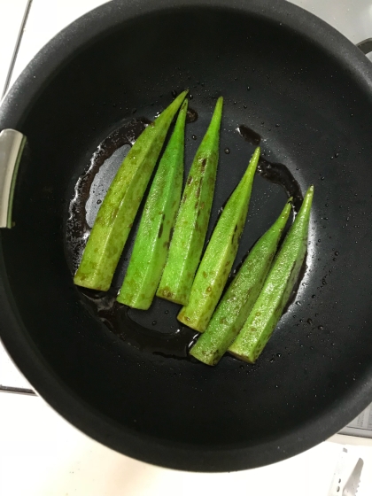 いつもは茹でて食べているので、焼き加減がいまいちわからなくて、少し硬めになってしまいました^^;
次はじっくり焼きますねー焼くという発想がすごい‼️