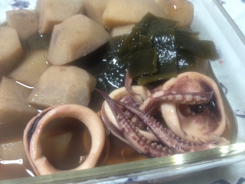 昔ながらの味。やわらかイカと里芋の煮物