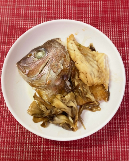 ぴっとすぅさん、鯛のアラ煮を作りました！甘辛いくて柔らかい鯛がとても美味しくって、白いご飯が進みますね。素敵なレシピありがとうございます♪