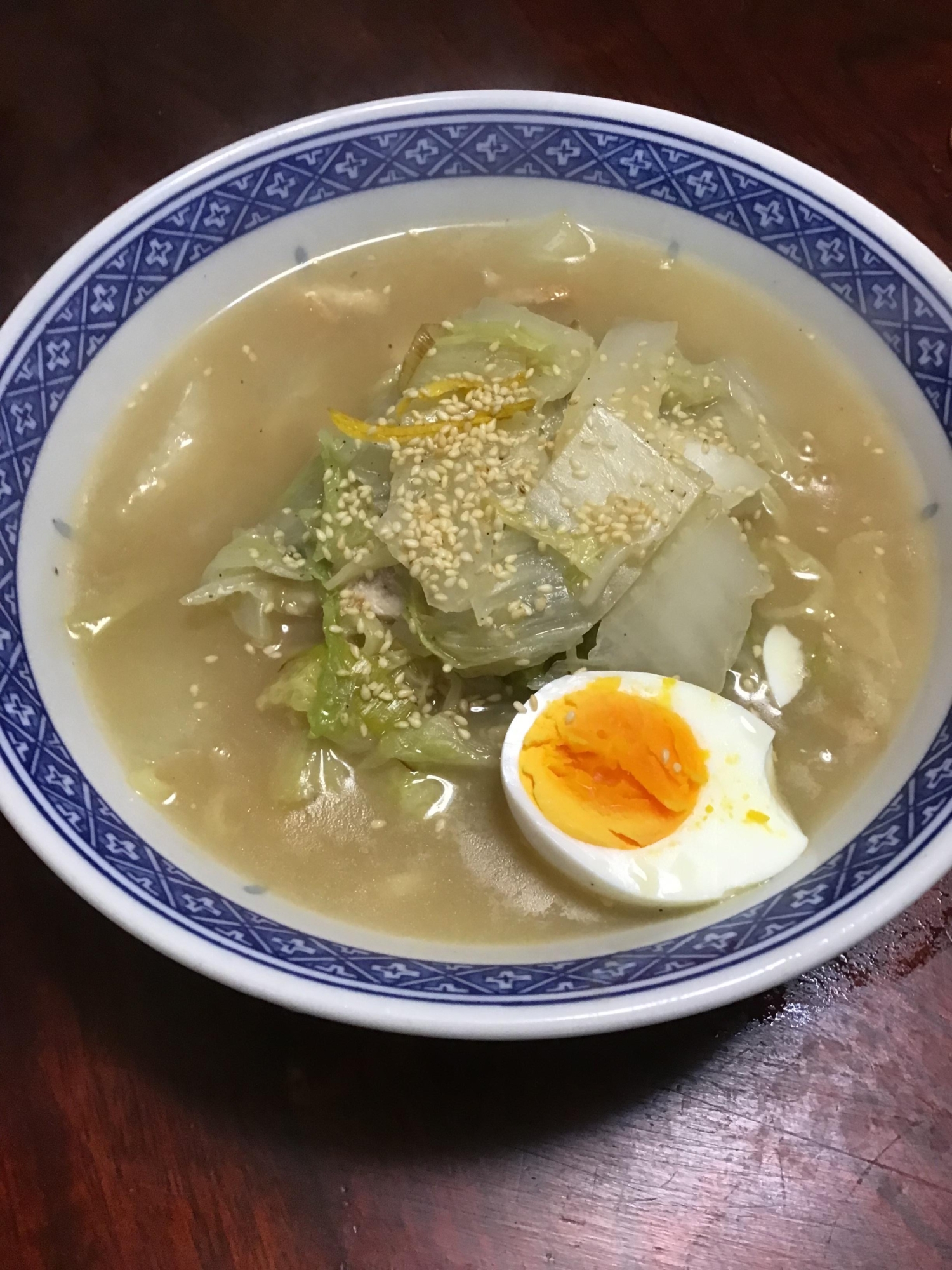 白菜と鶏モモの豚骨ラーメン。