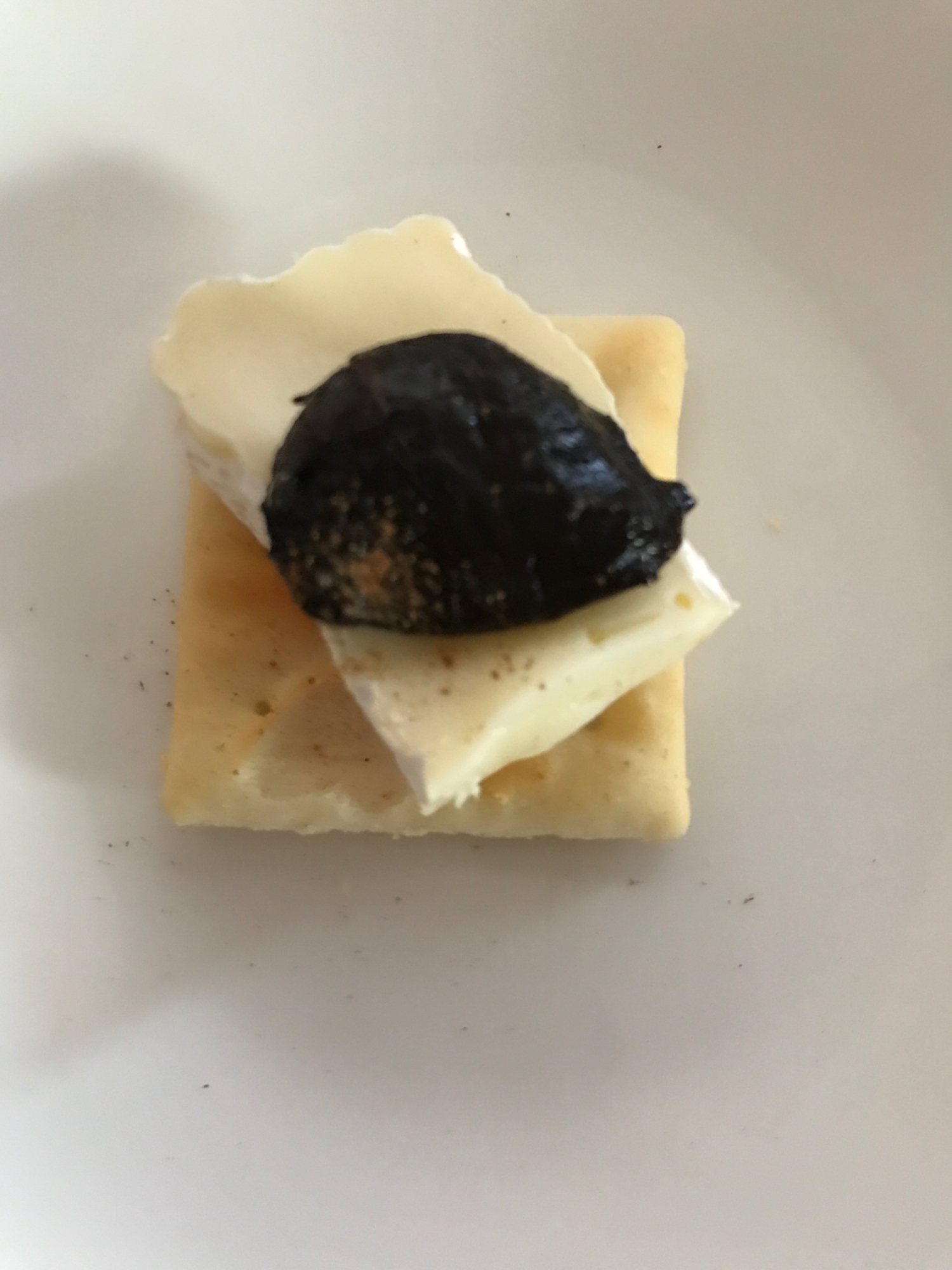 カマンベールチーズと黒にんにくのカナッペ