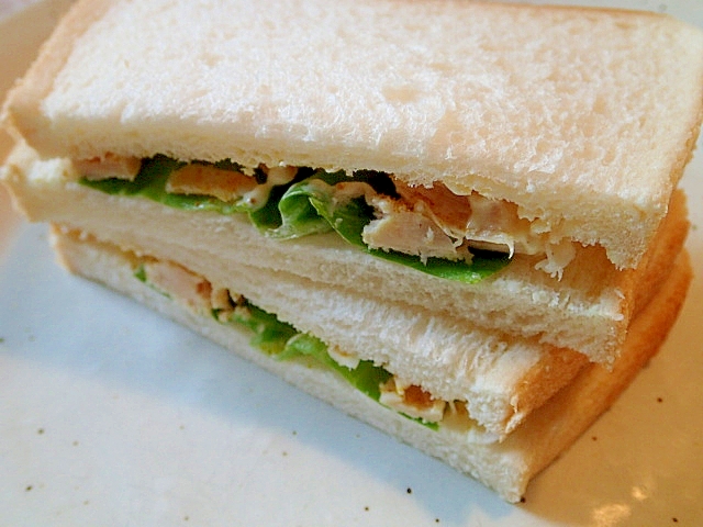 サラダ菜とサラダチキンのカレー風味サンドイッチ