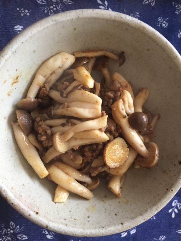 しめじとひき肉のカレー炒め