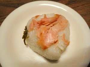 タイミング良く焼き鮭と昆布の佃煮があったので作りました。おにぎり、ご飯のボリュームも忘れて、もう一個。ご馳走さまでした♪