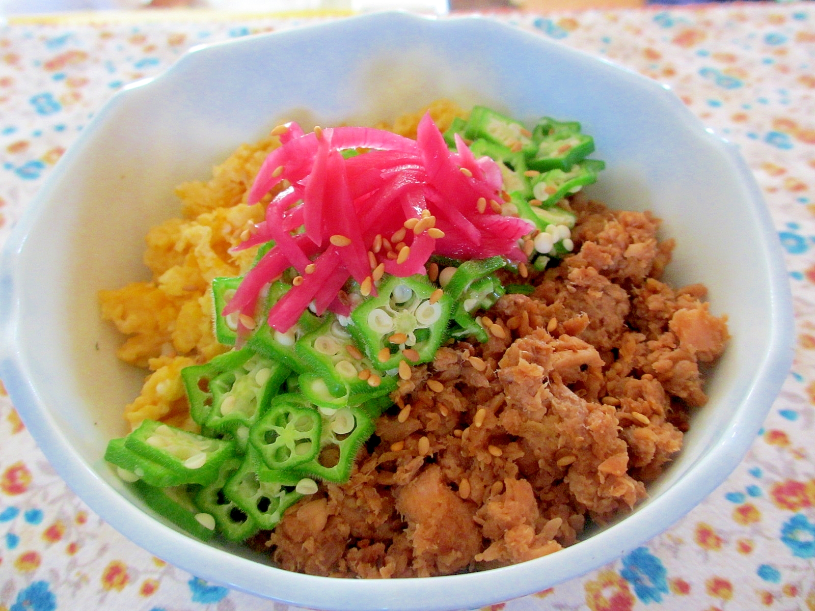 鮭の味噌そぼろ三色丼