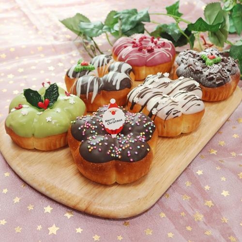 木製ボードに並んだクリスマスリース