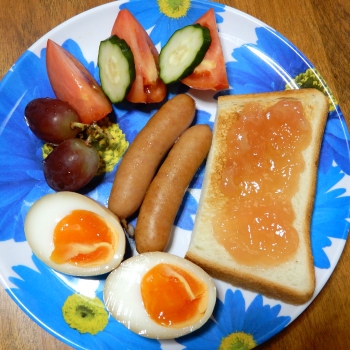 果物とウインナーと半熟卵とパンのワンプレート