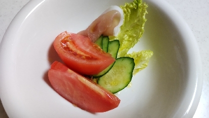 生ハムとトマトときゅうりのサラダ