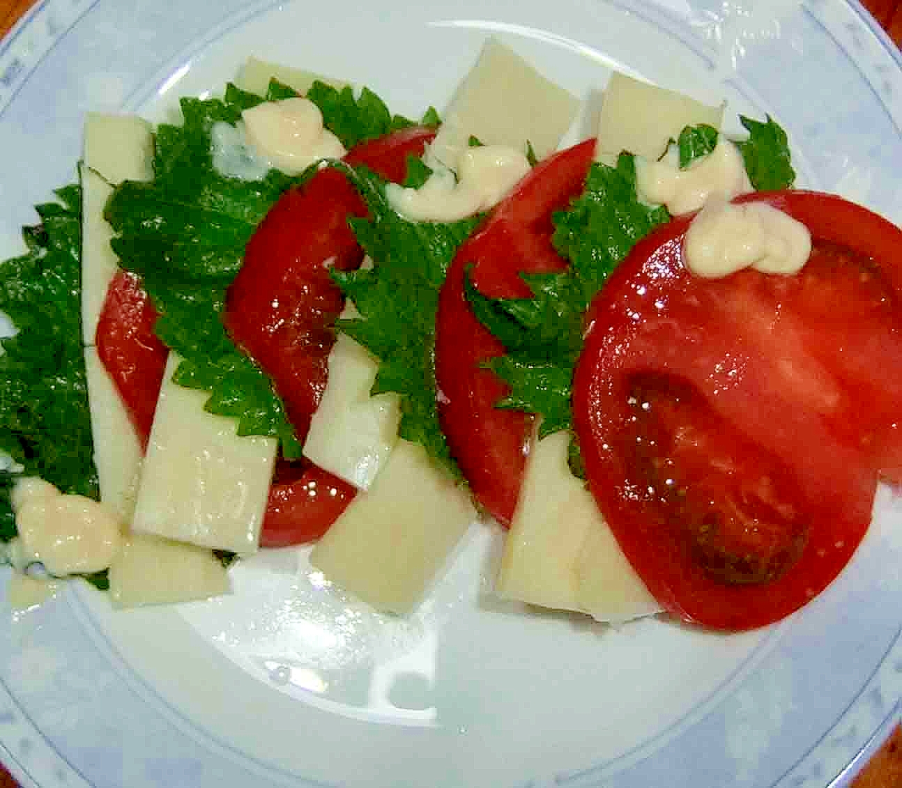 トマトとチーズと青紫蘇のサラダ