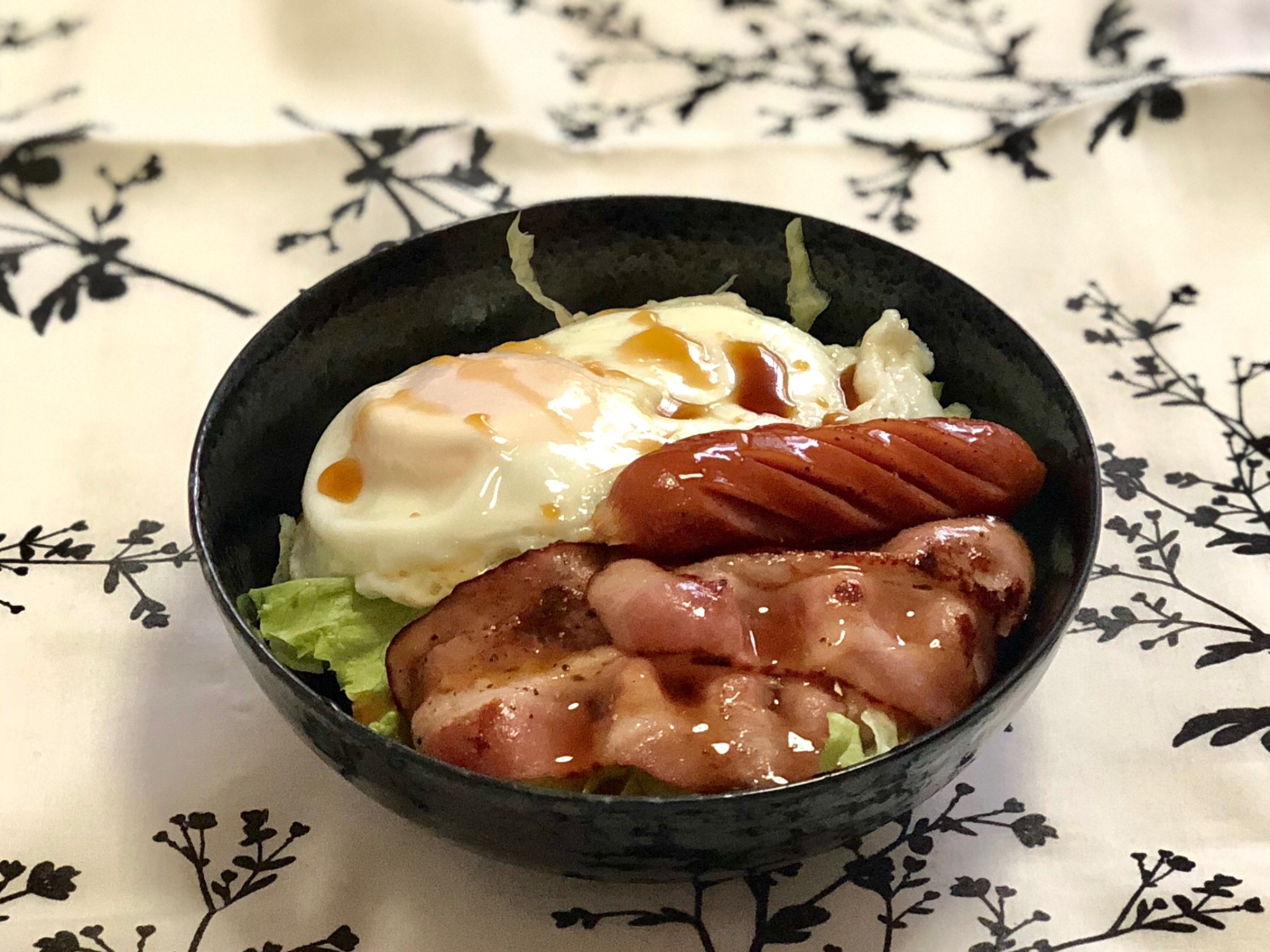 目玉焼きとベーコン、ウインナー甘酢たれ 丼 ♪