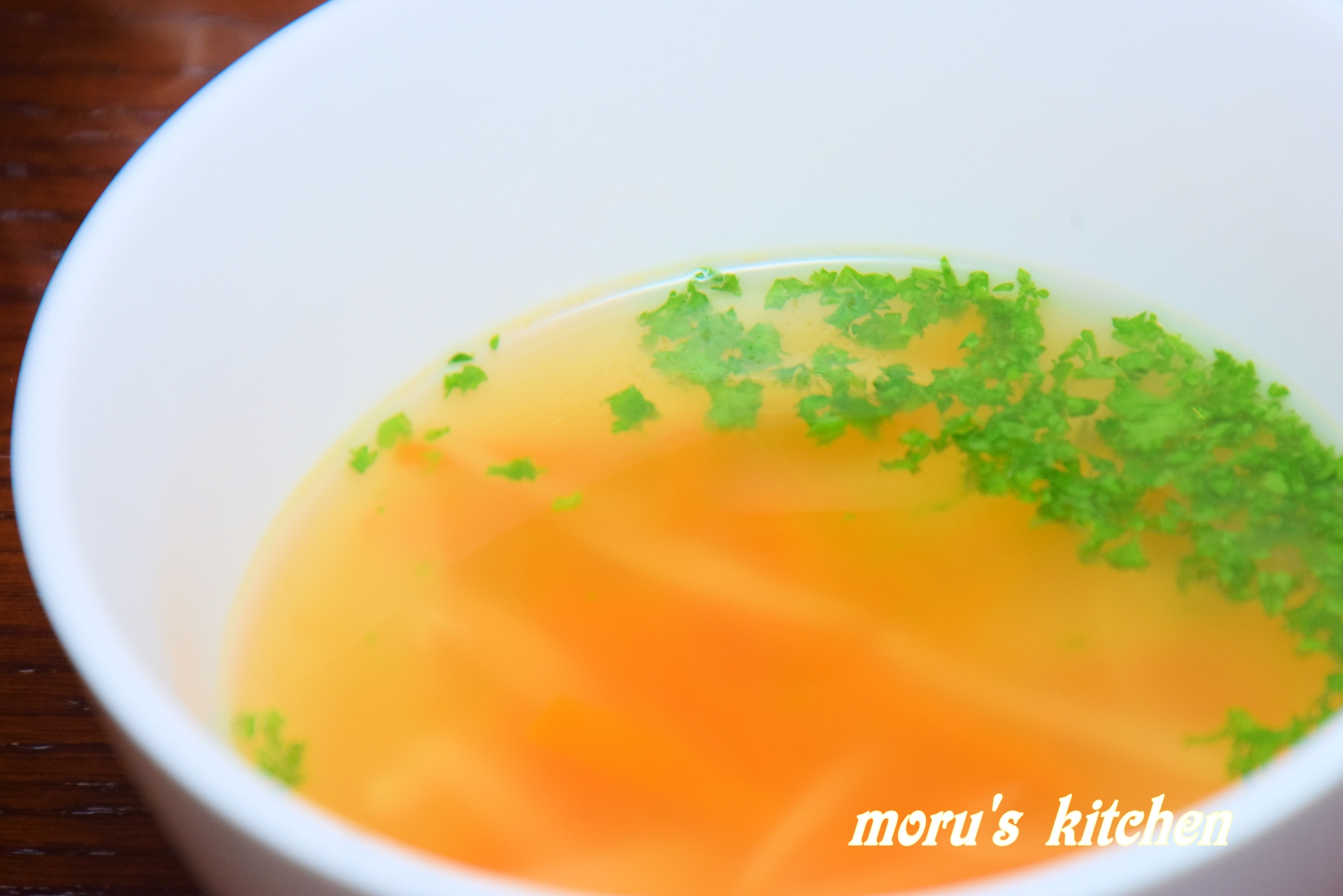 シャキシャキ食感♪ニンジンとセロリのコンソメスープ