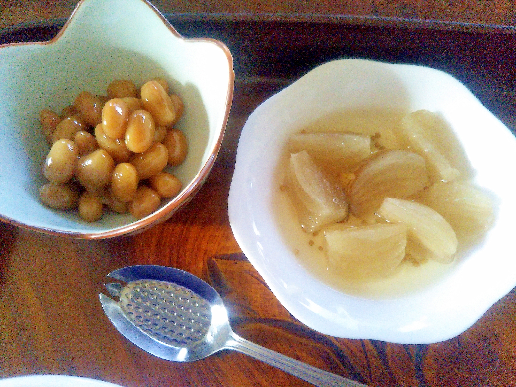 白いお皿に盛り付けられたペコロスの和風ピクルス