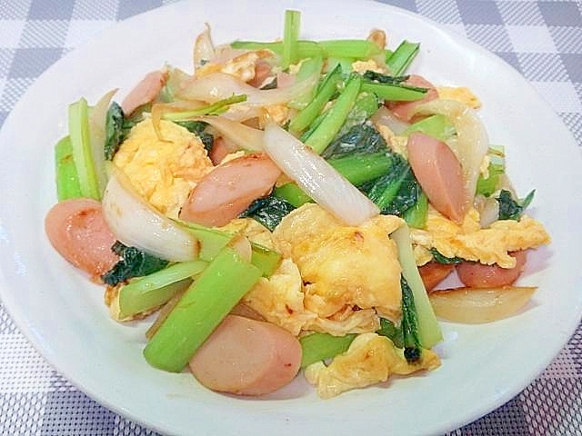 小松菜と魚肉ソーセージ新玉ねぎの卵炒め