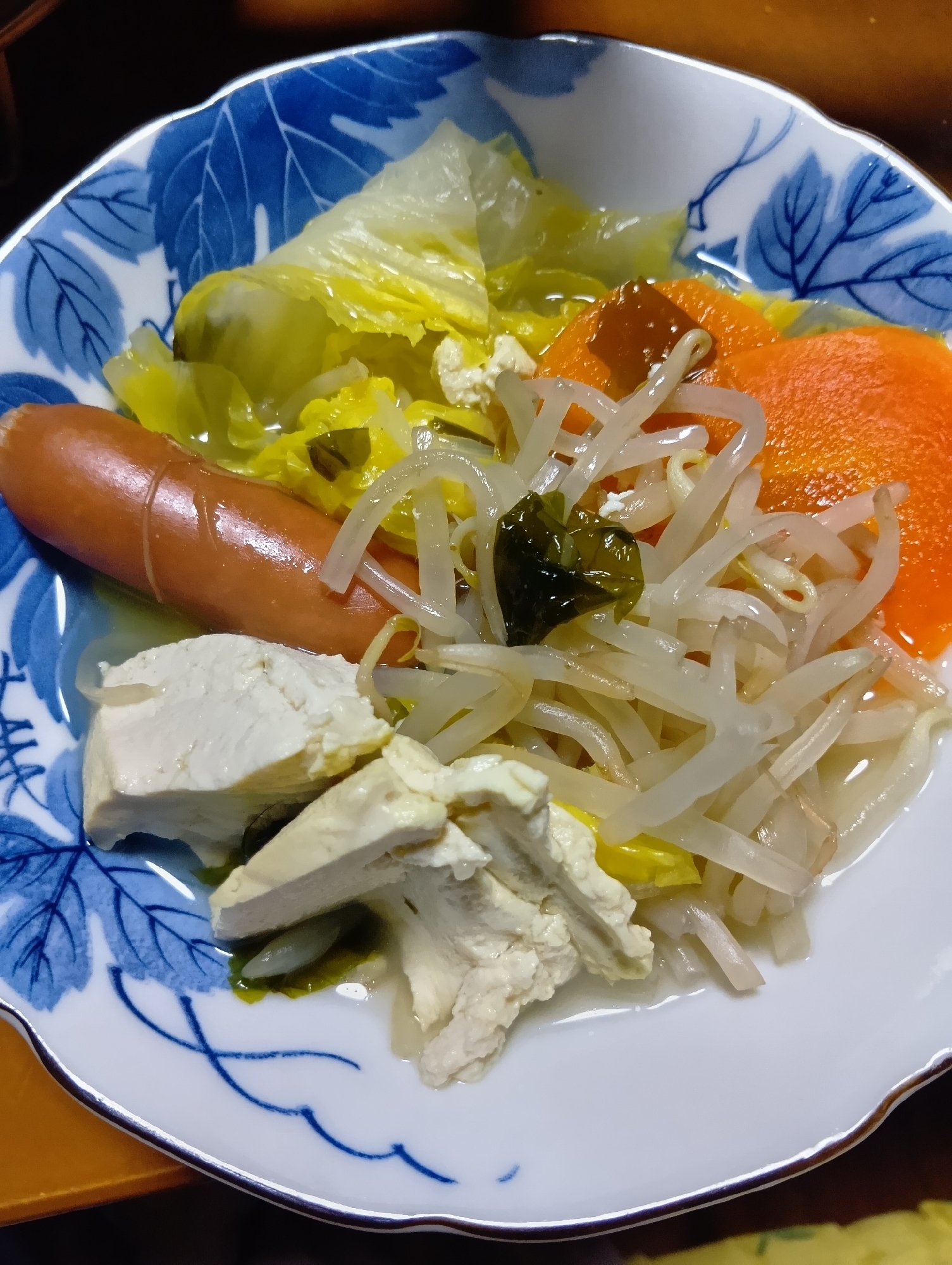 ワカメ入湯豆腐にプラスして！もやしウインナー鍋