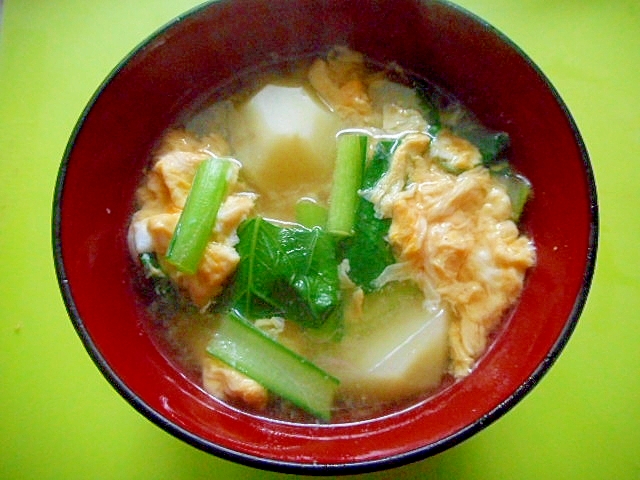 メークインと小松菜卵の味噌汁