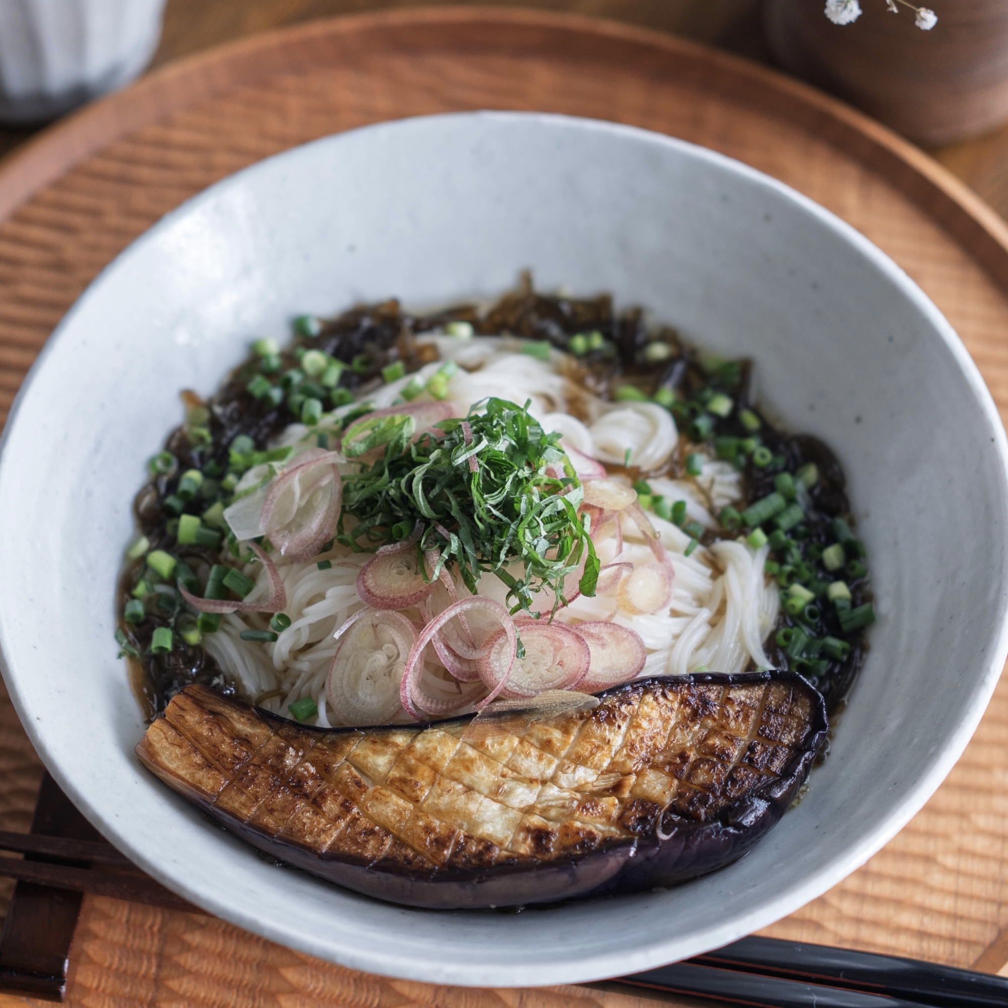 ジュワッと焼きなすの薬味たっぷりもずくそうめん