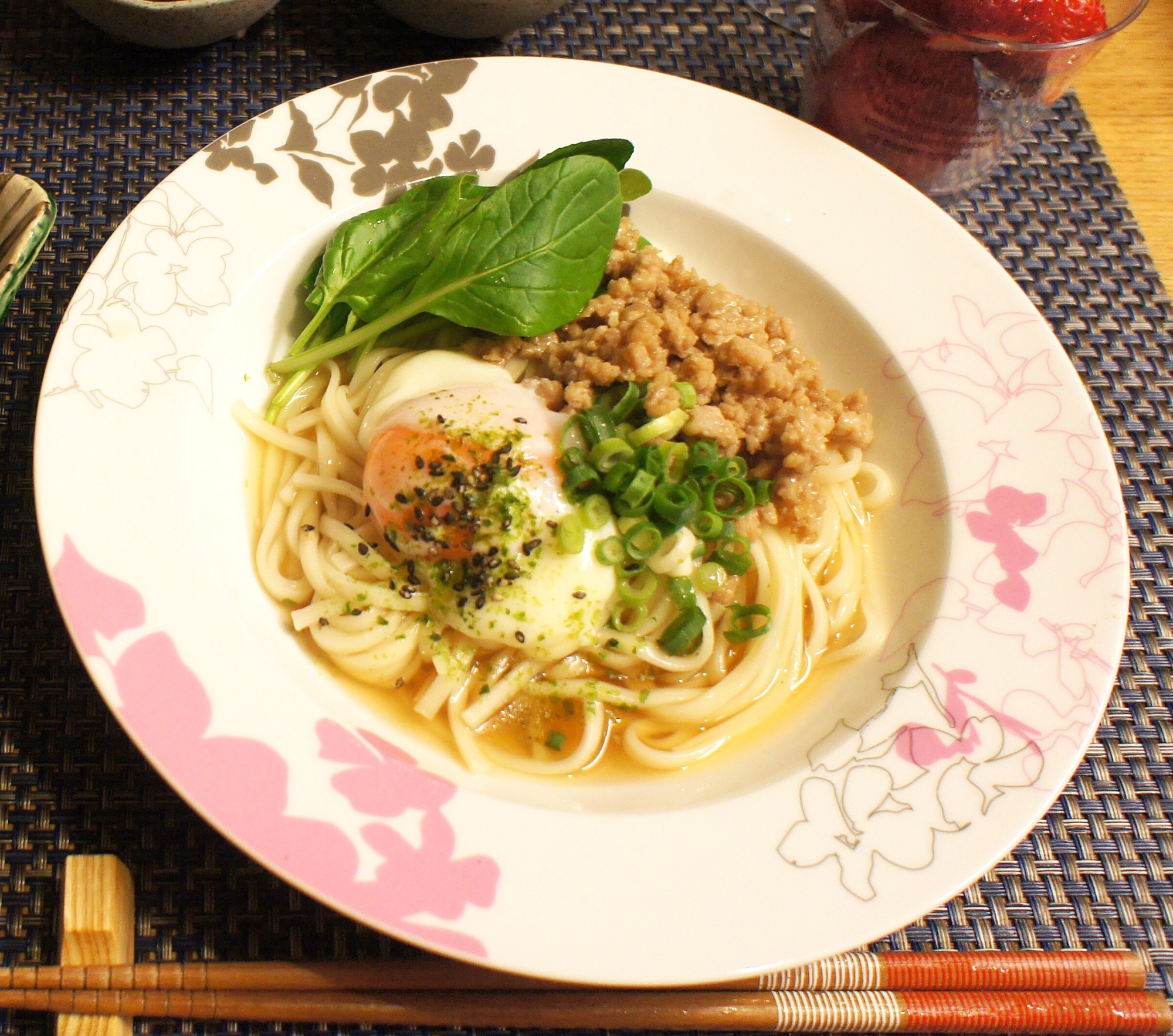 簡単!冷たい鶏そぼろ月見うどん