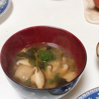 椎茸とワカメの味噌汁