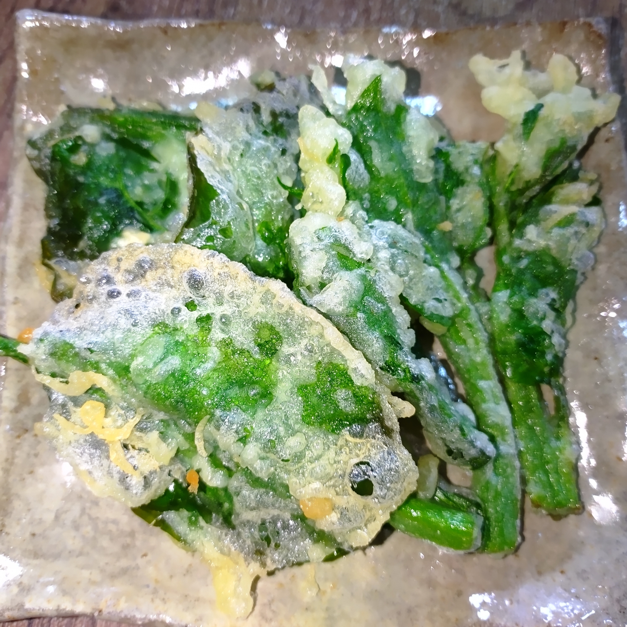 四角い皿に盛り付けたツルムラサキの天ぷら