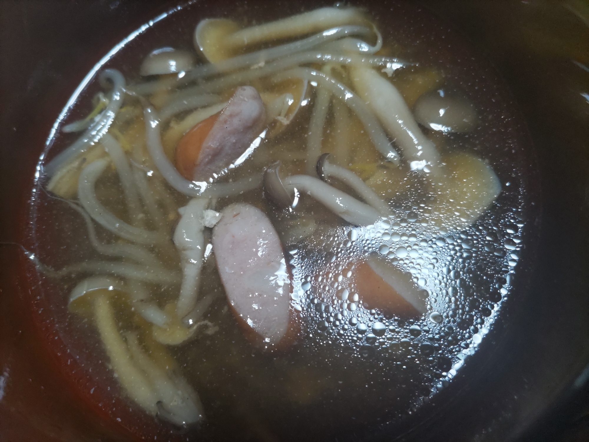 ウインナーとしめじともやしの中華スープ