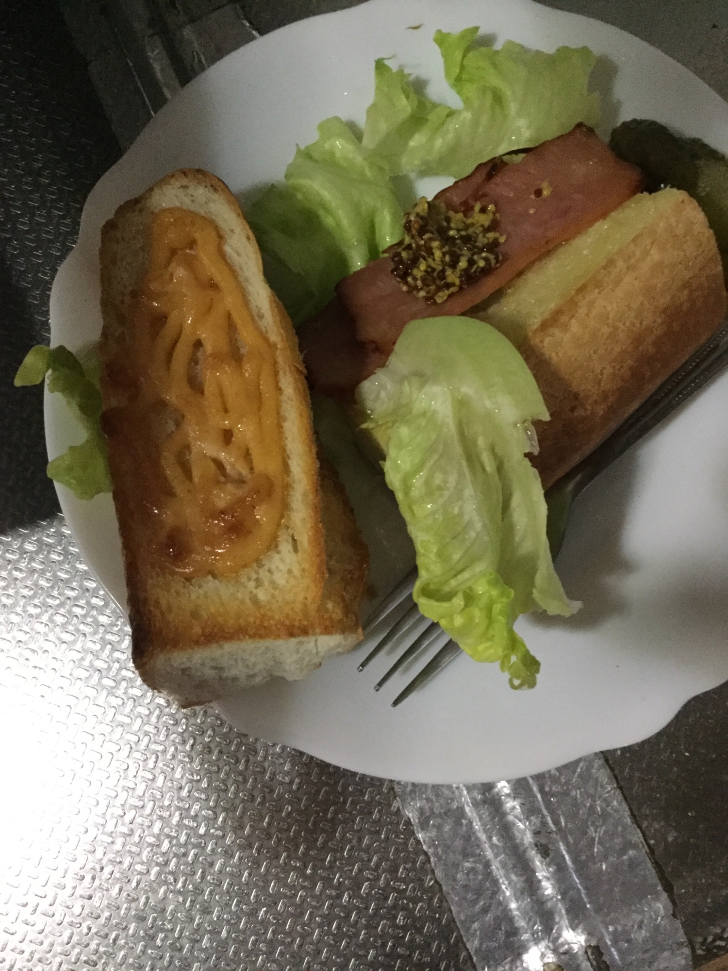 明太マヨネーズのフランスパンとチャーシュー。