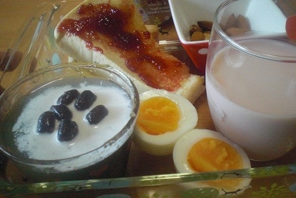 おはようございま～す。今日の私の朝食、ジャムパン、アーモンド、苺豆乳、青汁ゼリーと一緒に頂きました。ちょっと時間置きすぎましたが美味しかったです。(*^_^*)