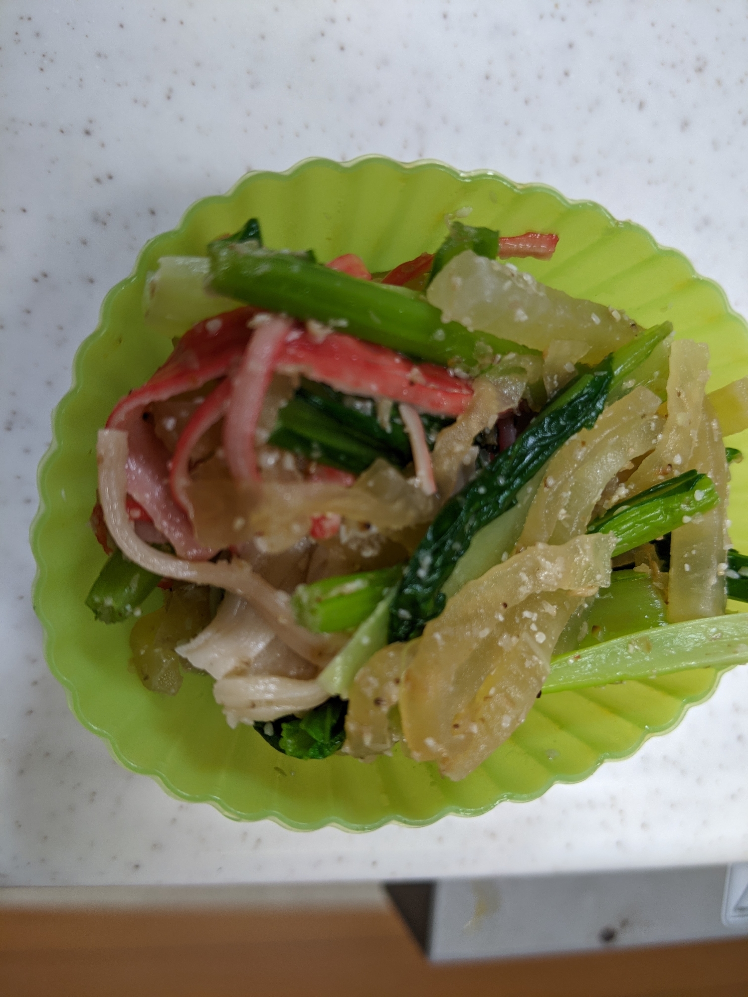 小松菜と大根とカニカマのゴマ醤油サラダ