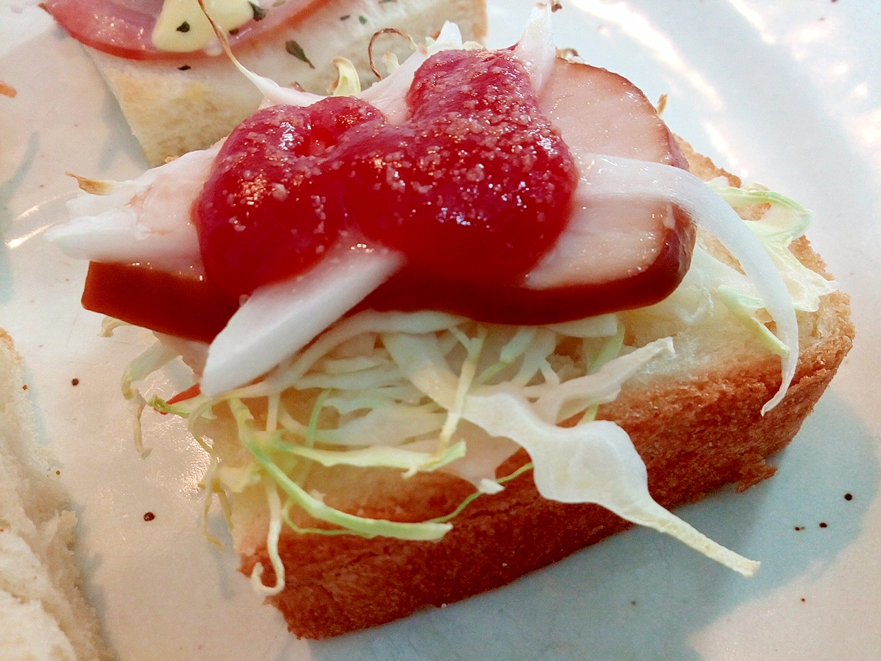 ミックス野菜とサラダチキンと玉ねぎのトースト