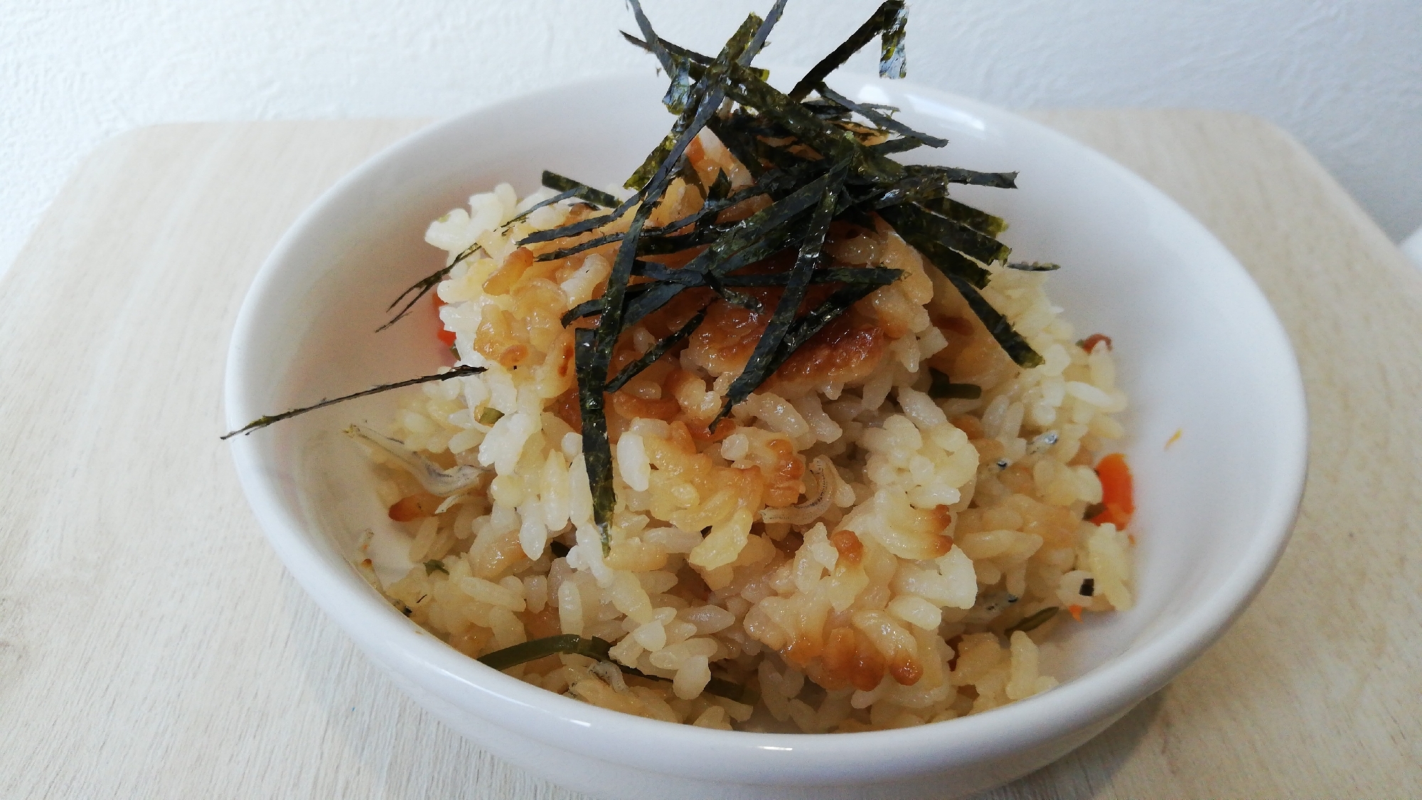 炊飯器で炊くだけ！しらすと塩こんぶの炊き込みご飯