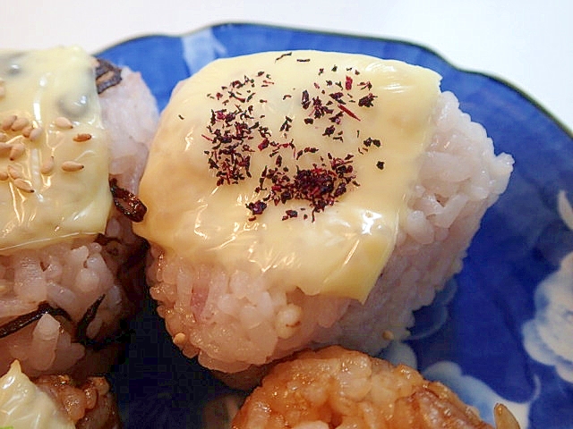 生姜香る　チーズとゆかりの雑穀焼きおにぎり