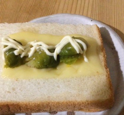 チーズトーストアレンジ 芽キャベツのせて