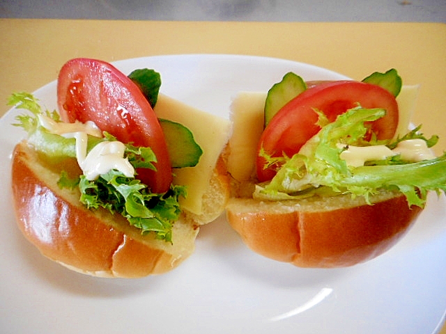 チーズと野菜のバターロールサンド