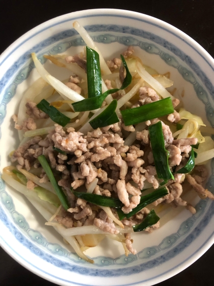 こんにちは（╹◡╹）今日の昼食においしくいただきました☆彡もやしとニラ､コスパバツグンです\(//∇//)\