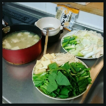 肉・豆腐とありあわせの野菜+おすすめの油揚げでつくりました。遅い時間でもパクついちゃう美味しさでした！柚子胡椒つけたら激旨♪簡単レシピありがとうございます。