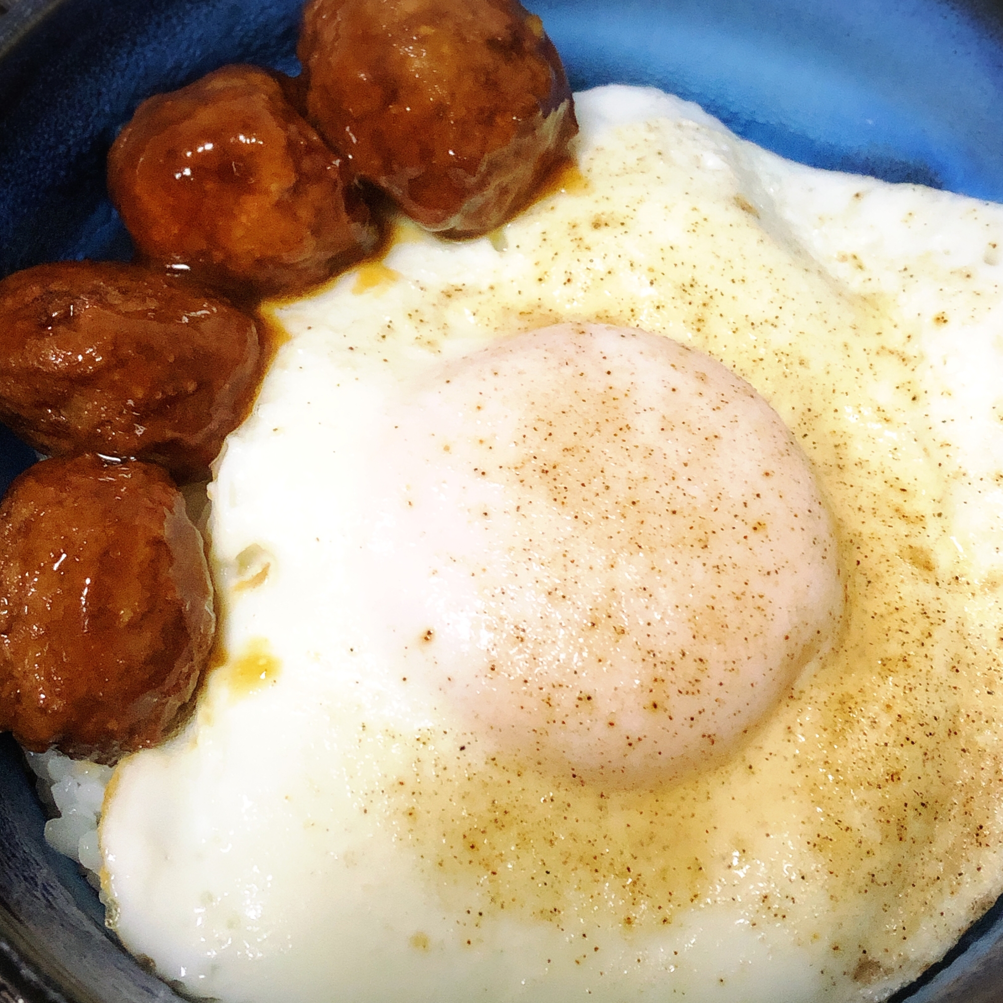 目玉焼きとミートボールの丼