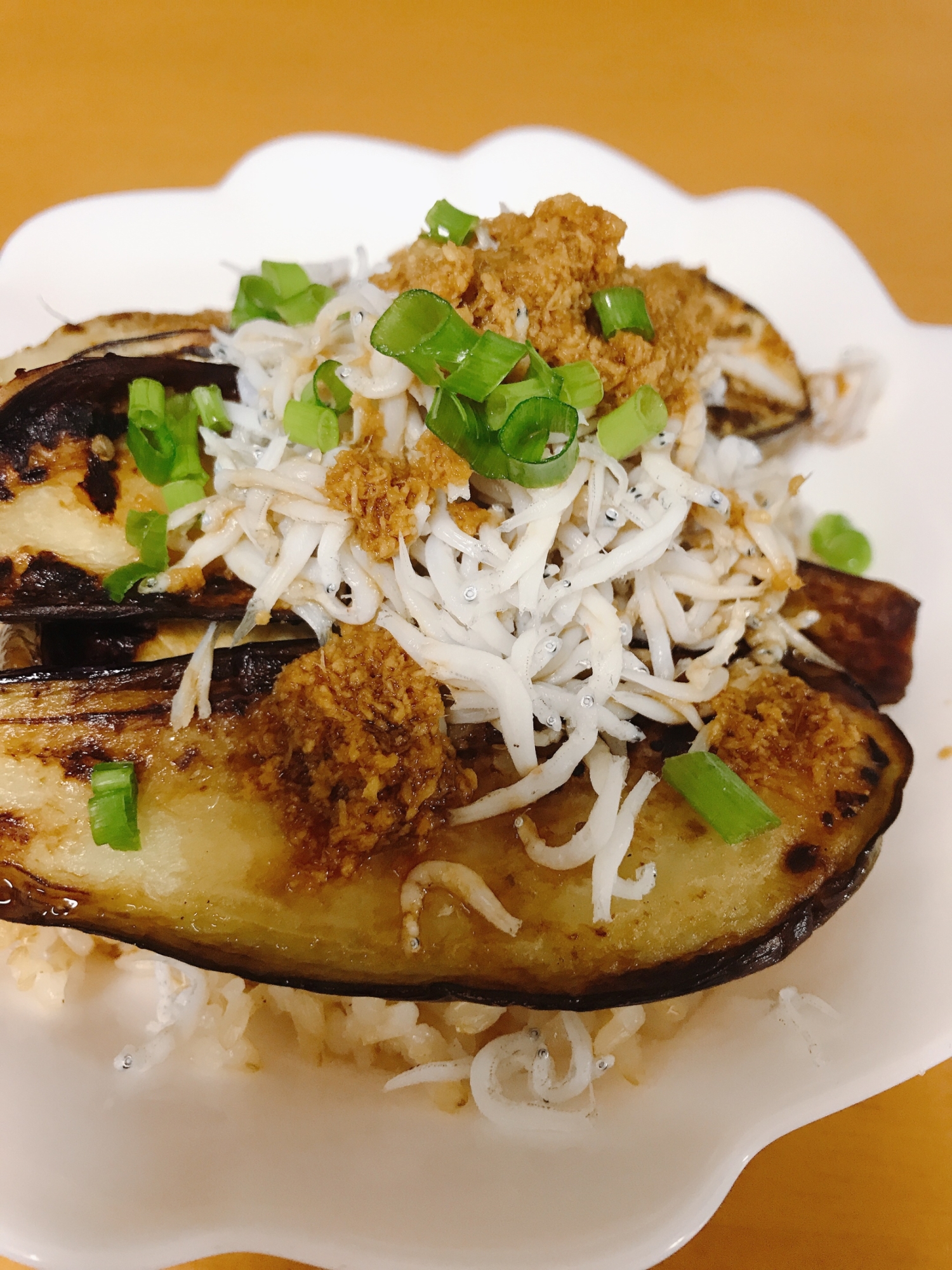 焼きナスのシラス丼