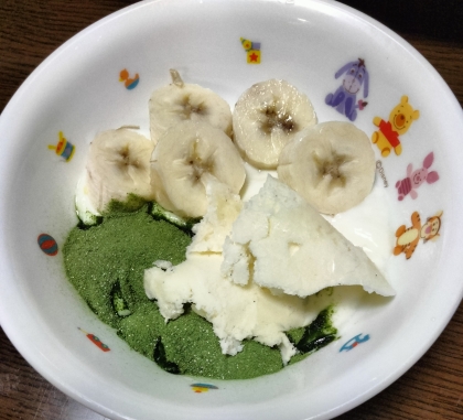 フルーツ青汁とバナナのせヨーグルト