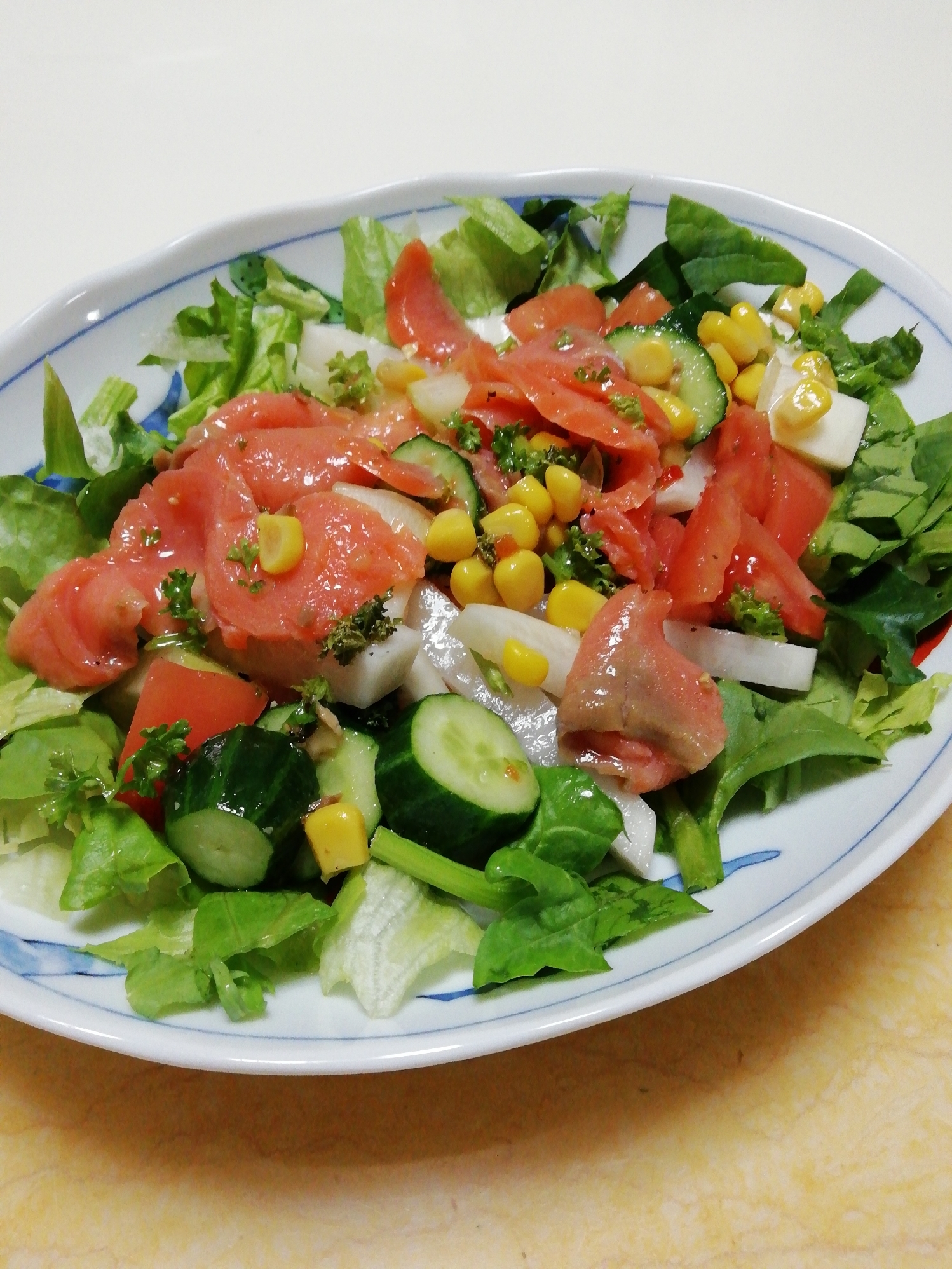 スモークサーモンと野菜のまろやかイタリアンサラダ