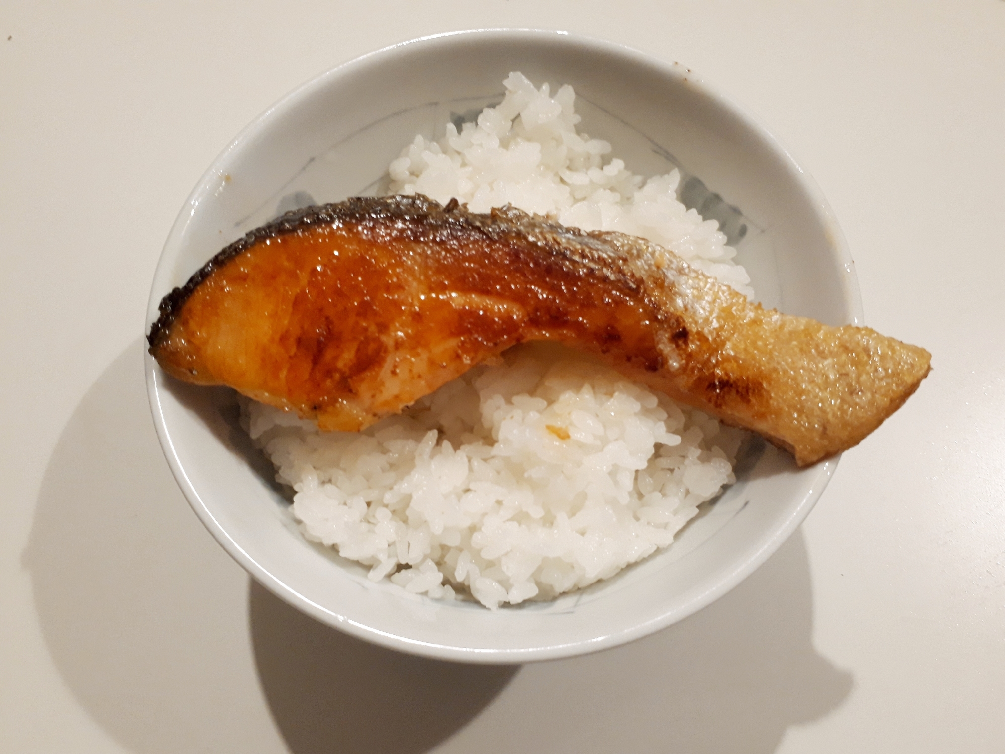 ドーンとシンプルまるごと鮭丼！