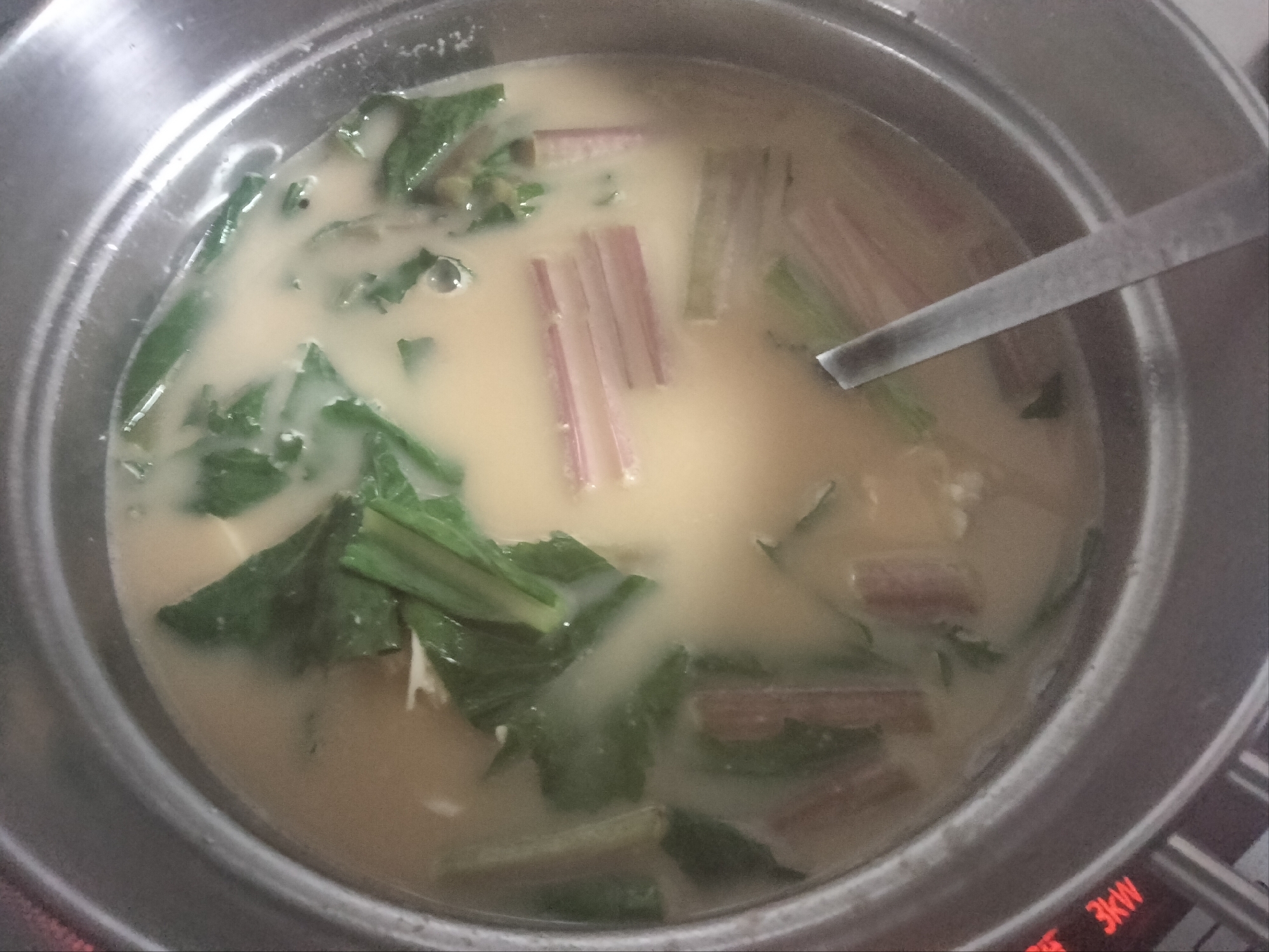 赤かぶと鶏肉のみそスープ